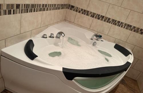 Rhondda Apartment | Jacuzzi for two cwtch