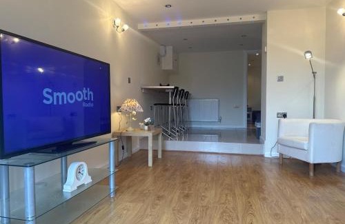 Rhondda Apartment | Jacuzzi for two cwtch