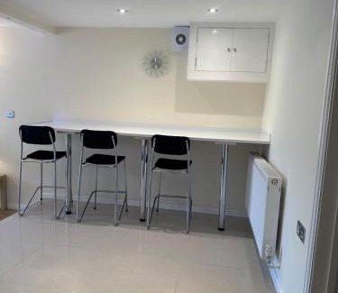 Rhondda Apartment | Jacuzzi for two cwtch