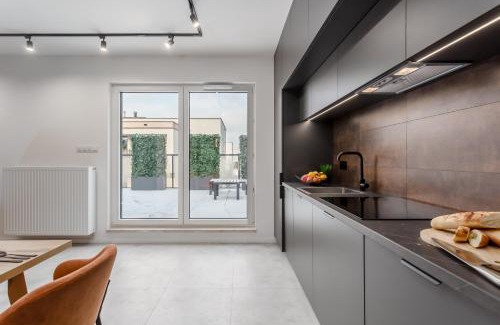 Targowek Apartment | Jacuzzi Hideout - Warsaw private terrace - Free Parking
