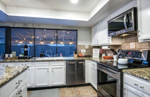 The Colony House | Jacuzzi & Pool House w/Game Room + Fire table near Grandscape