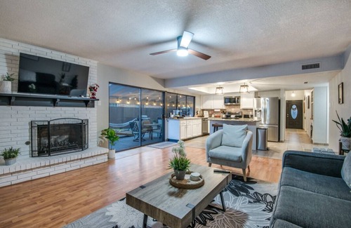 The Colony House | Jacuzzi & Pool House w/Game Room + Fire table near Grandscape
