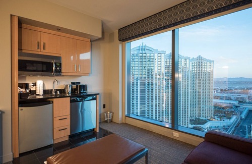 Las Vegas Resort | Jacuzzi Suite - Center Strip - Projection Screen TV - Full Kitchen