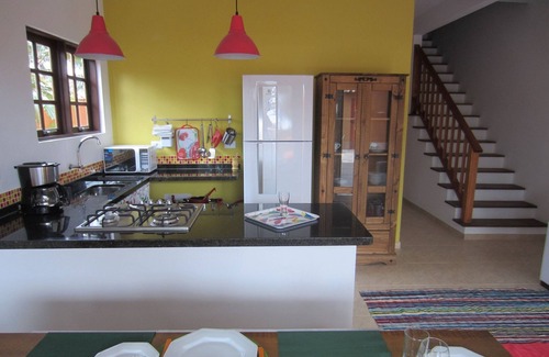 Jabaquara House | Jasmim in front of the beach, 5 suites, pool & BBQ, only 1 km from old town.