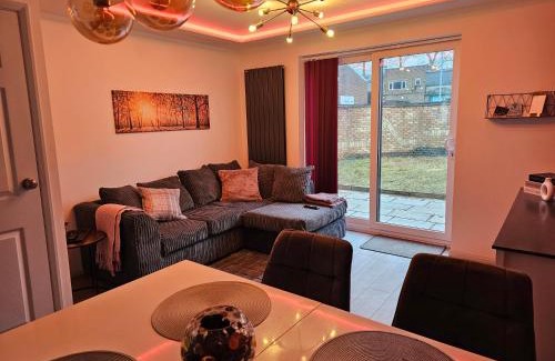 Northampton Villa | Jasmin's House, 2 bedroom house, private Parking