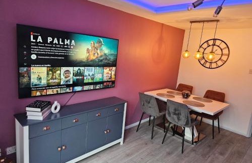 Northampton Villa | Jasmin's House, 2 bedroom house, private Parking