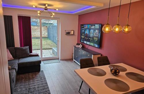 Northampton Villa | Jasmin's House, 2 bedroom house, private Parking