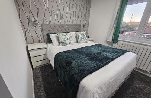 Northampton Villa | Jasmin's House, 2 bedroom house, private Parking