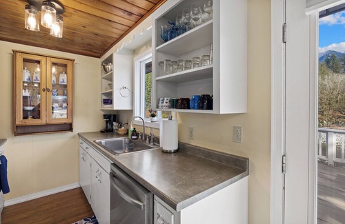 Gold Bar House | Jaybird Cabin- Tiny home with huge riverfront & mountain views!