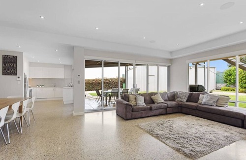 Long Flat House | JB'S Retreat - Rate variable *see rates below*