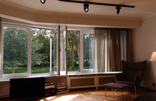 Ostend City Centre Apartment | je rustige pied-à-terre met uitzicht op het park en private fietsenbergplaats