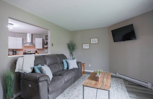 Weston Apartment | Jelinek Hideaway Unit 6 - Modern 2BR Apartment