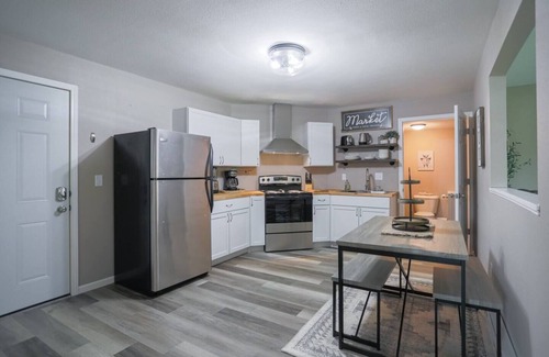 Weston Apartment | Jelinek Hideaway Unit 6 - Modern 2BR Apartment