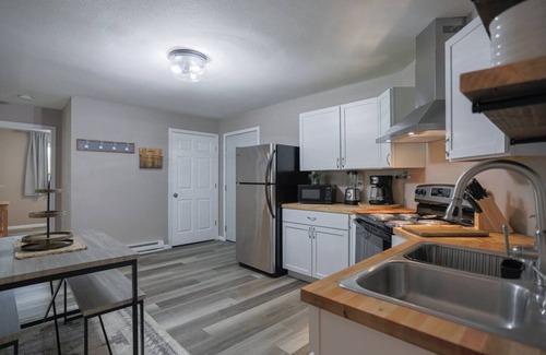 Weston Apartment | Jelinek Hideaway Unit 6 - Modern 2BR Apartment