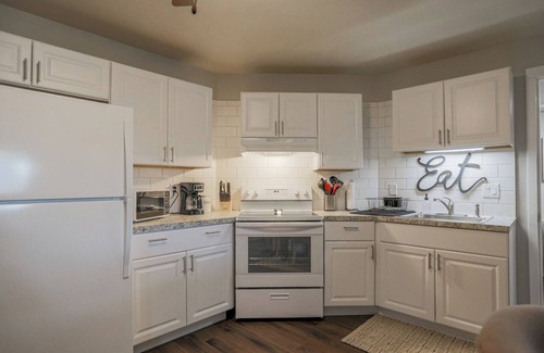 Weston Apartment | Jelinek Hideaway Unit 2 - Modern 2BR Apartment Near Aspirus & Downtown Wausau