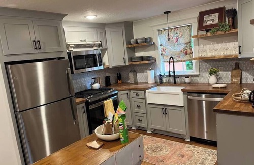 Laurel House | Jenny's Cottage (W/Pool)-3 Blocks from Downtown