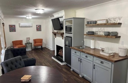 Laurel House | Jenny's Cottage (W/Pool)-3 Blocks from Downtown