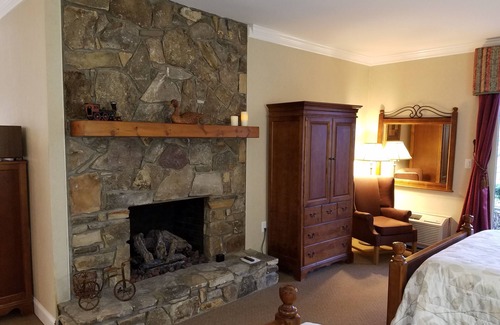 Jefferson Cabin | Jeremy's Lodge Fireside Suite w/kitchenette