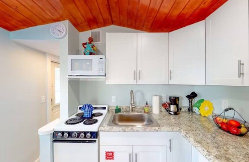 Bahama Village Apartment | Jerry's Escape - Truman @ Duval | Cozy Studio Perfect for Couples