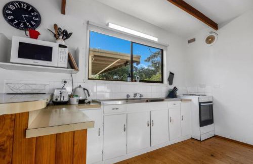 Nungurner House | Jetty View - Lorikeet Cabin