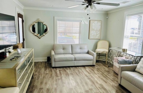 Dillard House | JEWEL OF GENTILLY-Cute Comfy 2bd 2bath sleeps 8, close to all the action