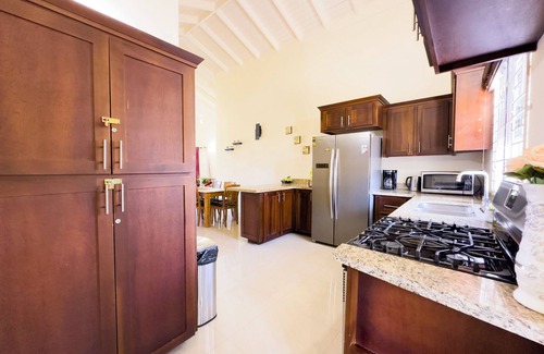 Falmouth House | Jhadano Villa 3BR Pool Shuttle 3 Mins to Beach