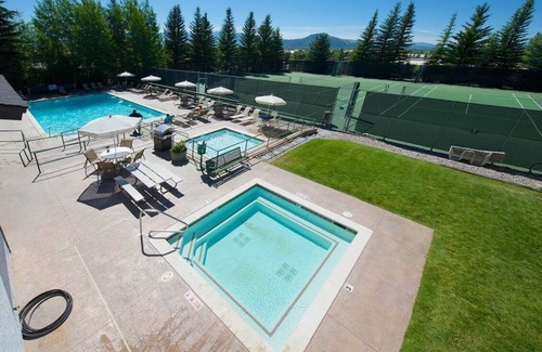 Teton Village Condo | JHRL - Well appointed second floor condo in Teton Village - Rendezvous A4