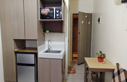 Highway Hills Condo | JJMC HOMESTAY AT URBAN DECA TOWER EDSA COZY PLACE.NEAR MALLS AND MRT STATION.