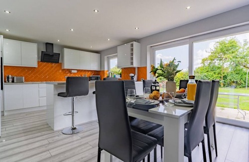 Ruddington House | Jodi's Bungalow, Parking & Large Garden