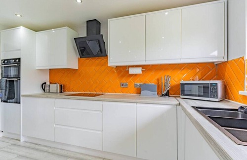 Ruddington House | Jodi's Bungalow, Parking & Large Garden