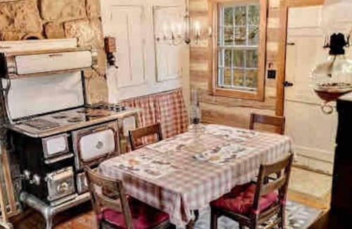 Bentonville Cabin | John Pope Cabin A beautifully 1865 renovated authentic log cabin