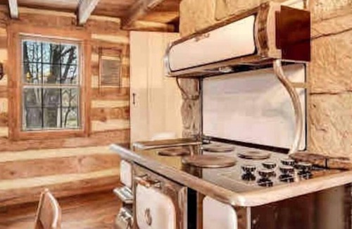 Bentonville Cabin | John Pope Cabin A beautifully 1865 renovated authentic log cabin