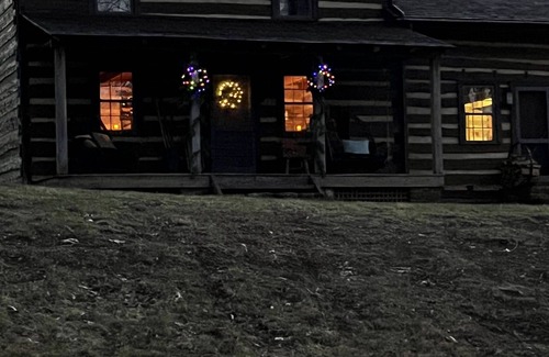 Bentonville Cabin | John Pope Cabin A beautifully 1865 renovated authentic log cabin