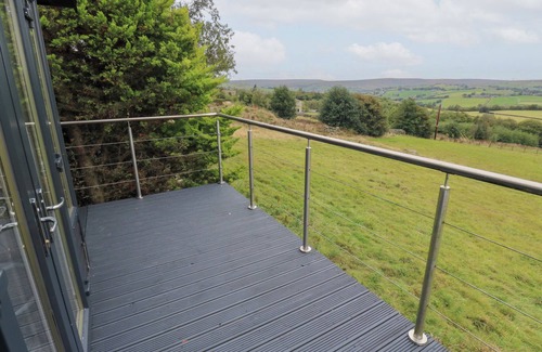 Sowerby Bridge Cottage | JOHN'S FOLLY, pet friendly, with open fire in Barkisland