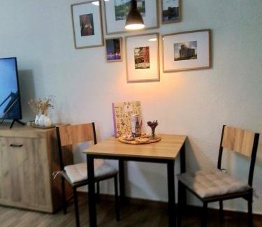 Cottbus Apartment | Johnis FeWo, Nähe Stadtzentrum - Uni in sehr ruhiger Lage mit Terrasse und eigenem Parkplatz