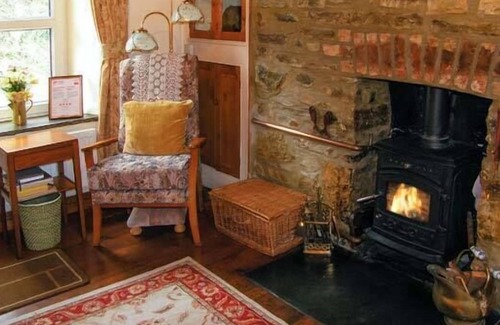 Llanybri Cottage | JOHNNY'S COTTAGE, pet friendly, with open fire in St Clears