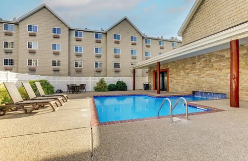 Johnston Hotel | Johnston Retreat: Enjoy On-site Bearly's Bar in Our Rustic-Themed Stay, Parking