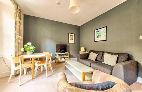 New Town Apartment | JOIVY Amazing Location! Lovely Rose St Apt in New Town