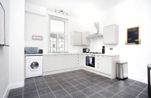 Bonnington Apartment | JOIVY Modern 1-Br Apt W/Communal Terrace In Trendy Stockbridge