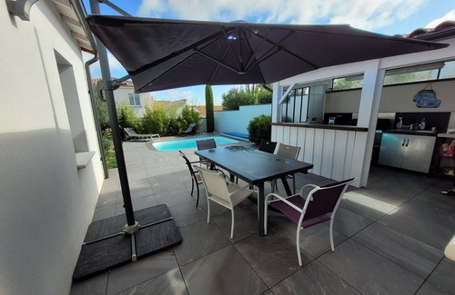 Chauray House | Jolie Maison au Calme Avec Piscine Chauffée et Cuisine D'été Dans un Lotissement