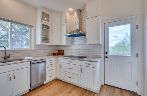 Leander House | Jonestown Retreat w/Deck: 6 Mi to Lake Travis!
