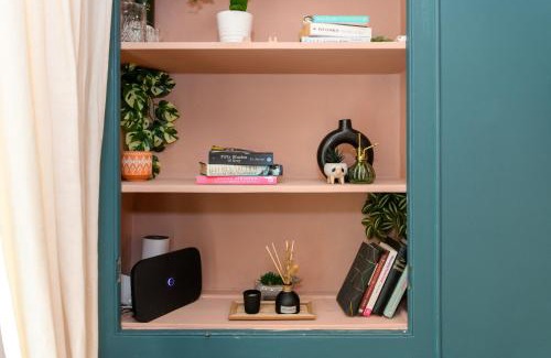 Barry House | Joseph Suite - Stylish 3BR Home with Parking & WIFI