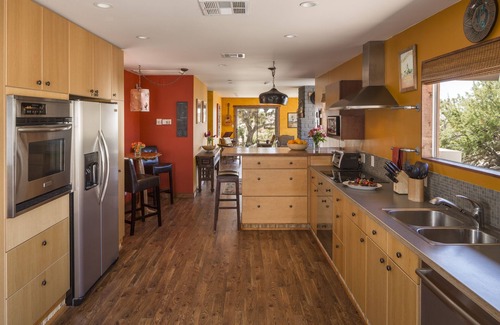 Yucca Valley House | Joshua Tree Getaway. Private Boulder Wonderland. Rustic elegance. Sleeps ten.