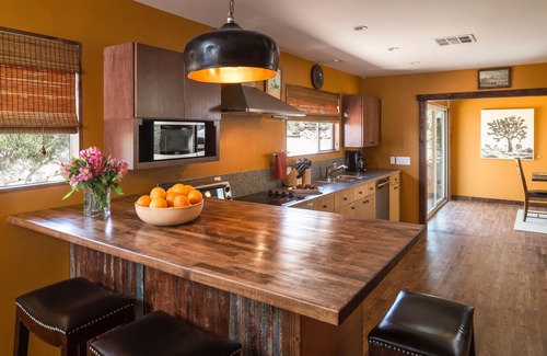 Yucca Valley House | Joshua Tree Getaway. Private Boulder Wonderland. Rustic elegance. Sleeps ten.