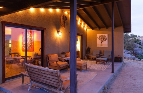Yucca Valley House | Joshua Tree Getaway. Private Boulder Wonderland. Rustic elegance. Sleeps ten.