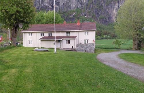 Nesset House | Jovollstua i Eresfjord med båt til leie