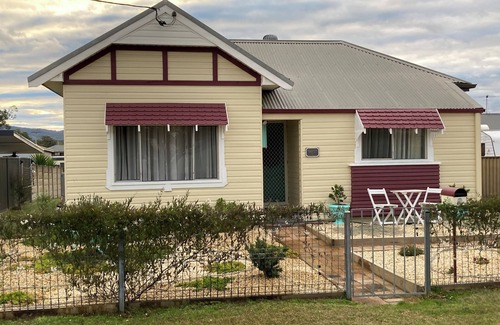 Cessnock Cottage | “Joy” cottage 10km from the Hunter Valley wineries, close to everything.