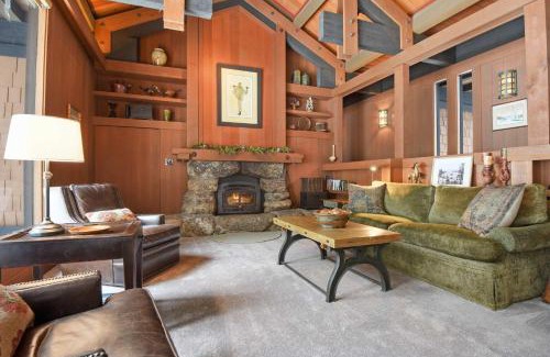 Olympic Valley House | Joy on the River Stunning Waterfront Home for 10