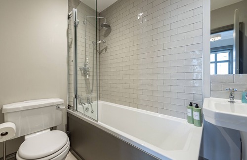 Campden Apartment | Joyful Kensington Studio