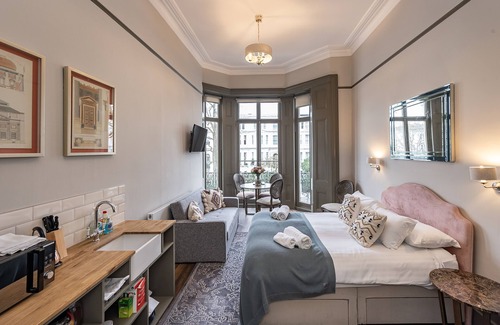 Campden Apartment | Joyful Kensington Studio